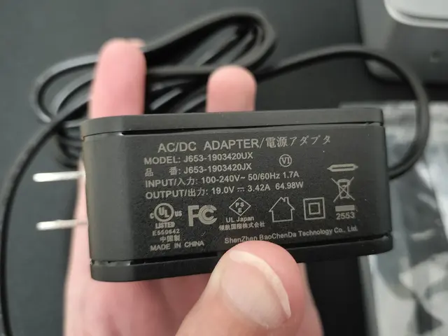 G10 付属の充電アダプタ
