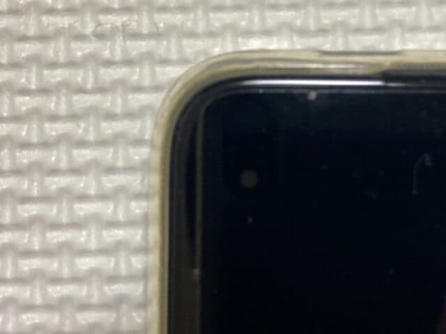 スマホを落として保護フィルムの上から傷(上の部分)