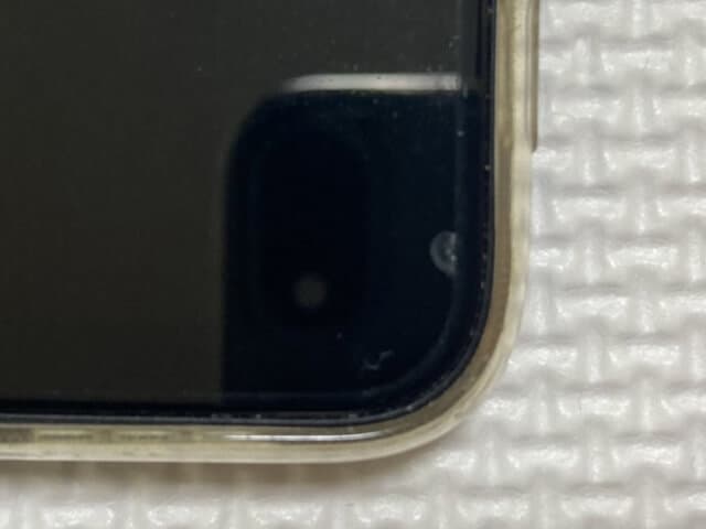スマホを落として保護フィルムの上から傷(下の部分)